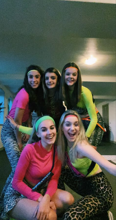 Neon Themed Party Outfit, Neon Theme Outfit, Carnaval Outfit Ideas, Hippie Carnaval, Carnaval Inspo, Carnaval Outfits, Neon Party Outfits, Carnaval Outfit, Neon Jungle