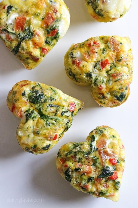 Baked Omelet, Omelet Muffins, Valentines Breakfast, Heart Shaped Food, Healthy Valentines, Skinny Taste Recipes, Valentines Food, Food Tasting, Ww Recipes