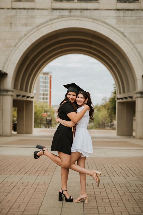 Girlfriend Graduation Pictures, Graduation Ideas College Photography, Grad Pic Poses With Family, Mom And Daughter Grad Photos, Graduation Party Photography, Graduation Photography Family, Graduation Picture Poses With Family, Graduation Photography Poses With Family, Grad Photo Ideas With Family