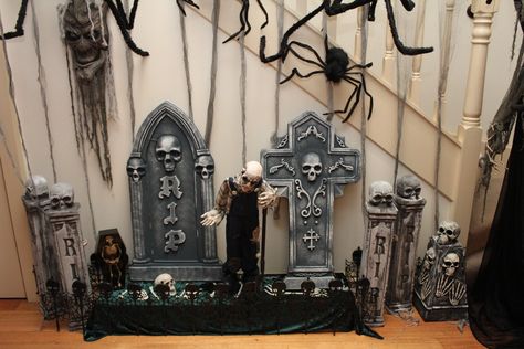 The Addams Family Halloween Party Adams Family Decorations, Addams Family Halloween Decorations, Family Halloween Decorations, Addams Family Halloween Party, Addams Family Party, Halloween Booth, Chic Party Ideas, The Addams Family Halloween, Adams Family Halloween