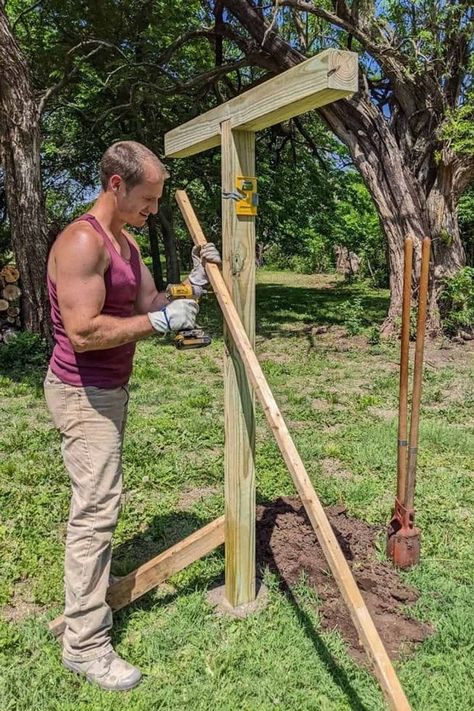 Diy Clothes Line Outside, Diy Clothes Line, Black Farmhouse Exterior, Diy Clothesline, Outdoor Clothesline, Vintage Bungalow, Outdoor Clothes Lines, Clothesline Diy, Bag Of Cement