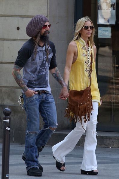 Rob Zombie and wife Sheri Moon Zombie are seen strolling on the 'Champs-Elysees' Avenue on June 12, 2014 in Paris, France Rob Zombie Inspired Outfit, Rob Zombie Costume, Rob Zombie Style, Rob Zombie And Sheri Moon, Sherri Moon Zombie, Zombie Live, Sheri Moon Zombie, Grunge Hippie, White Zombie