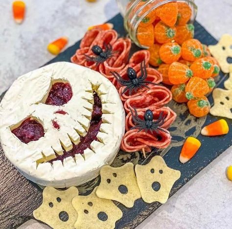 Nightmare Before Christmas Charcuterie Board, Jack Skellington Charcuterie Board, Nightmare Before Christmas Charcuterie, Halloween Themed Meals, Halloween Cheeseboard, Nightmare Before Christmas Party Food, Nightmare Before Christmas Dinner, Nightmare Before Christmas Food, Spooky Meals