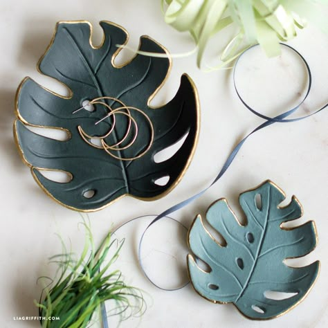 Leaf Shaped Clay Ring Dish – Polymer Clay Tanah Liat, Polymer Clay Diy, Diy Clay Crafts, Polymer Clay Projects, Paper Clay, Jewelry Dish, Dry Clay, Diy Clay, Polymer Clay Crafts