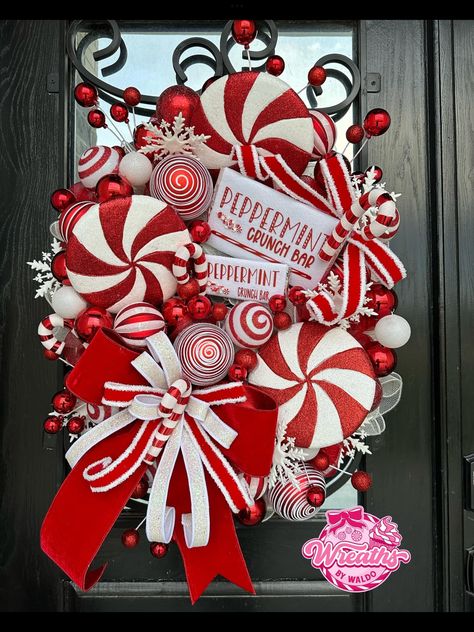 Peppermint Wreath, Unique Wreaths, Christmas Candy Cane Decorations, Christmas Tree Decorations Ribbon, Diy Christmas Candy, Diy Floral Wreath, Whimsical Christmas Decor, Christmas Door Decorating Contest, Candy Cane Decorations