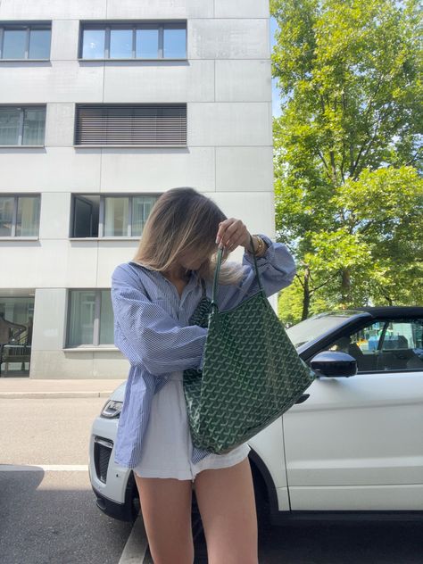 Goyard Tote Outfit, Green Bag Outfit, Bag Street Style, Goyard Tote Bag, Goyard Tote, Street Style Bags, Tote Outfit, Goyard Bag, Cute Casual Outfits