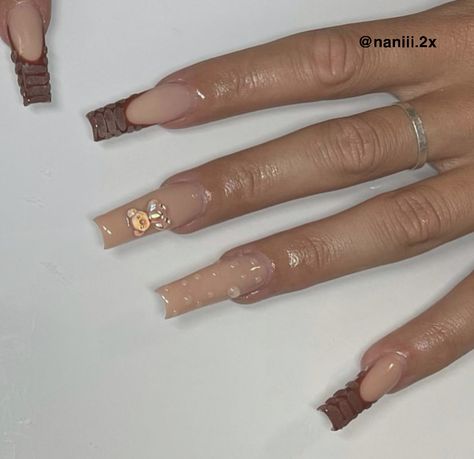 Brown Teddy Bear Nails Acrylic, Gender Reveal Nails Neutral, Teddy Bear Baby Shower Nails, Gender Reveal Ideas Brown, Neutral Gender Reveal Nails, Brown Kawaii Nails, Teddy Bear Acrylic Nails, Bear Themed Nails, Brown Cute Nails