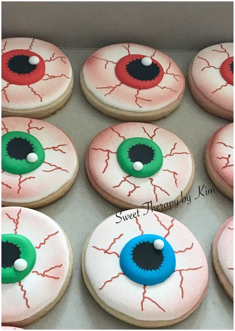 Eye Cookies Decorated, Mini Christmas Royal Icing Cookies, Round Halloween Cookies Decorated, Halloween Eyeball Cookies, Round Halloween Sugar Cookies, Halloween Drop Cookies, Halloween Icing Cookies, Round Halloween Cookies, Halloween Decorated Sugar Cookies