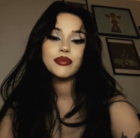 Feme Fatale Aesthetic Makeup, 90s Rockstar Girlfriend Makeup, Fem Fatale Makeup, Rockstar Girlfriend Aesthetic Makeup, Goth Coquette Aesthetic, Dark Coquette Makeup, Maneater Makeup, Rockstar Gf Makeup, Intimidating Makeup