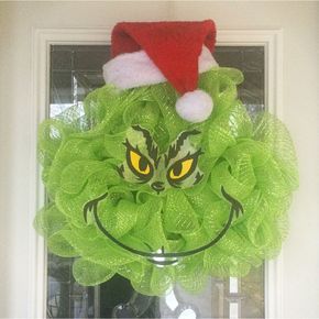 Grinch Christmas Wreath DIY - DIY Grinch Decorations and Christmas Ornaments Diy Grinch Wreaths For Front Door, Grinch Wreath Diy Front Doors, Diy Grinch Decorations, Grinch Board, Diy Grinch, Grinch Cookies, Grinch Crafts, Grinch Wreath, Parade Ideas