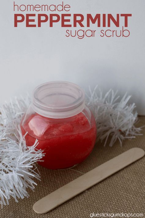 Looking for an affordable gift that everyone will love? Try this diy peppermint sugar scrub. It's homemade using natural ingredients and smells FANTASTIC! Diy Peppermint Sugar Scrub, Sugar Scrub Diy Peppermint, Peppermint Sugar Scrub, Homemade Scrubs, Scrub Homemade, Diy Body Scrub Recipes, Shower Melts, Diy Sugar Scrub Recipe, Peppermint Sugar Scrubs