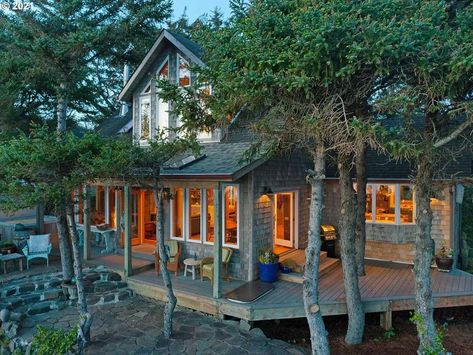 Dream House: Oregon Pacific Coast Views (21 Photos) - Suburban Men Pacific Northwest Beach House, Oregon Beach House, Oceanside Oregon, Brookings Oregon, Oceanside Beach, Oregon House, Cannon Beach Oregon, Beach Relax, Beach Homes