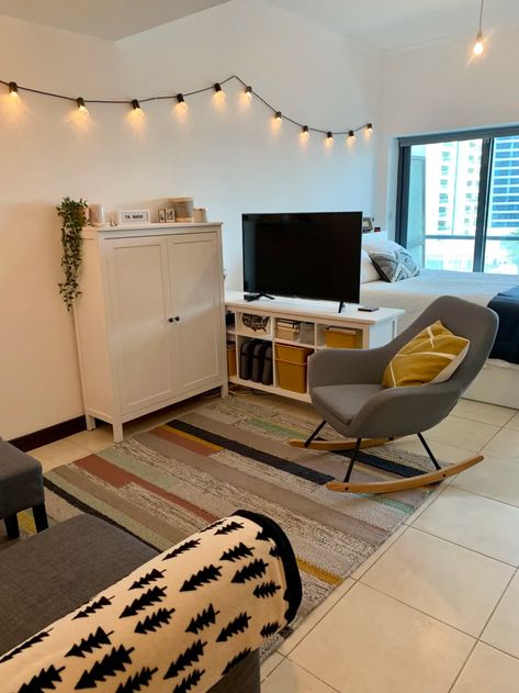 Minimal Apartment, Colorful Room Decor, Studio Layout, Studio Apartment Living, Small Apartment Interior, Deco Studio, Small Studio Apartments, Living Room Photos, Small Apartment Living Room