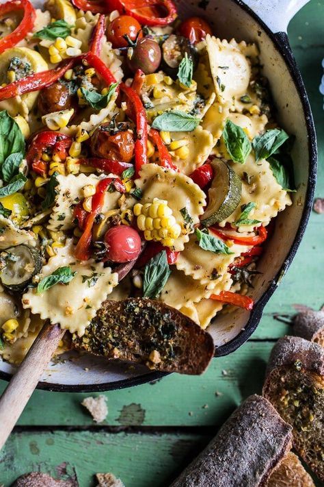 Garden Veggie and Ravioli Skillet Veggie Diet, Summer Pasta Recipes, Best Mac N Cheese Recipe, Pasta Primavera Recipe, Healthy Pasta Dishes, Half Baked Harvest Recipes, Ravioli Recipe, Harvest Recipes, Half Baked