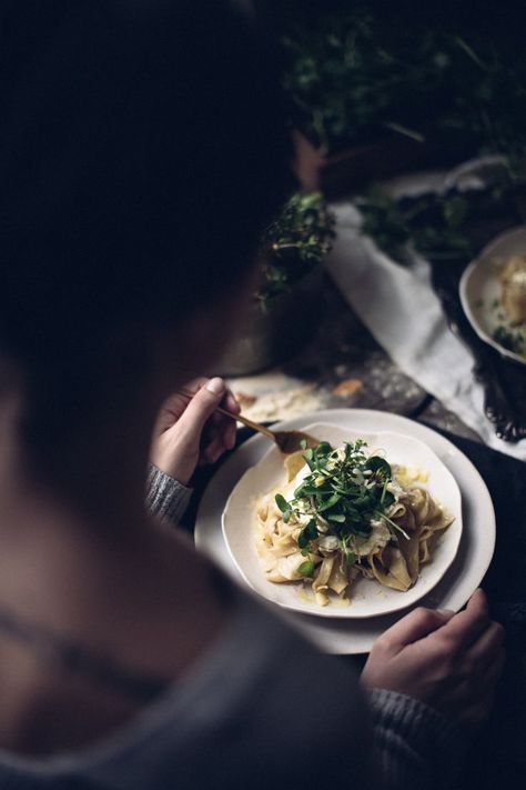 Papperadelle Pasta with Wild Garlic and Cheese - ChristiannKoepke.com #pasta #sidedish #deliciousrecipes #food #christiannkoepke Zucchini Dinner, Noodles Dinner, Recipes Zucchini, Food Photography Composition, Moody Food Photography, Dark Food Photography, Food Photoshoot, Simple Nutrition, Restaurant Photography