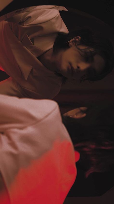 Korean Dark Wallpaper, Guitar Banner Gif, Red Lights Wallpaper, Red Lights Hyunjin, Stray Kids Red Lights, Hyunjin Red Lights, Korean Aesthetic Wallpaper, Frame Wallpaper, Red Lights