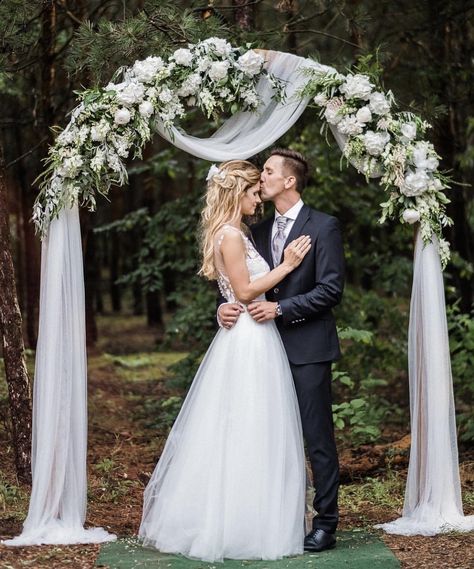 Wedding Arch Ideas Round Top, Church Wedding Arch Ideas, Wedding Ceremony Ideas Church, Engagement Bbq, Planning 2023, Arches Wedding, Bougainvillea Wedding, Wedding Pergola, Hot Pink Wedding