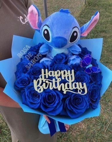 Stitch Flower Bouquet, Graduation Flowers Bouquet, Ribbon Rose Bouquets, ليلو وستيتش, Graduation Flowers, Luxury Flower Bouquets, Lilo And Stitch Drawings, Flower Bouquet Diy, Diy Birthday Gifts For Friends