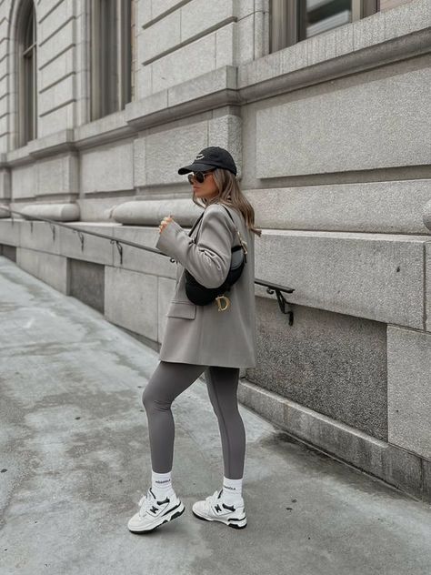 Outfits With Grey Sneakers, Outfit With A Baseball Cap, Grey Legging Outfits Winter, Gray Baseball Cap Outfit, Grey Athleisure Outfit, Grey Gym Leggings Outfit, Grey Baseball Cap Outfit, Styling Grey Leggings, Grey Leggings Outfit Casual