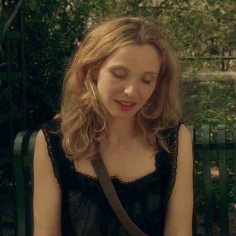 Julie Delpy Before Sunset, Julie Delpy Hair, Celine Before Sunrise Outfit, Celine Before Sunset, Celine Before Sunrise, Before Trilogy, Julie Delpy, Couple Sketch, We Movie