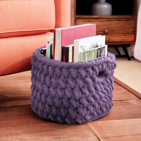 Easy Crochet Basket Pattern, Knitted Basket, Chunky Blankets, Pretty Blankets, Finger Crochet, Yarn Basket, Bernat Yarn, Big Yarn, Jumbo Yarn