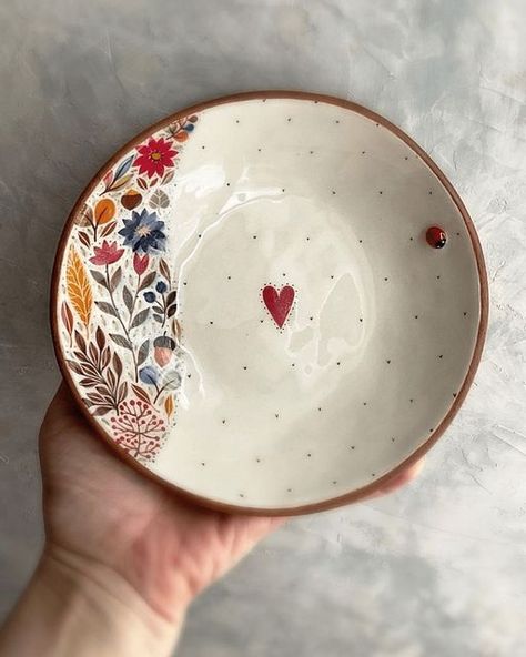 Love in Pottery on Instagram: "amazing ceramic plates by @ceramica_v_radost ! 🙈😘💚 FOLLOW👉 @loveinpottery for more pottery contents ☕️ !  visit their page and support 💕  Follow us on @musthomeguide (Interior Lovers) & @mustvisitguide (Travel Lovers) !  #ceramicartist #pottery #keramik #ceramic #clay #pottersofinstagram #ceramica #ceramique #wheelthrown #design #art #handmadeceramics #ceramicstudio #porcelain #interiordesign #ceramicart #stoneware #sculpture #handmade #homedecor" Paint A Bowl Ideas, Diy Ceramic Painting Ideas, Ceramic Painting Plates, Pottery Painting Inspo Jewelry Dish, Jewelry Bowl Painting Ideas, Ideas For Pottery Painting, Wedding Pottery Ideas, Pottery Bowl Painting Ideas Simple, Ceramic Pottery Bowl