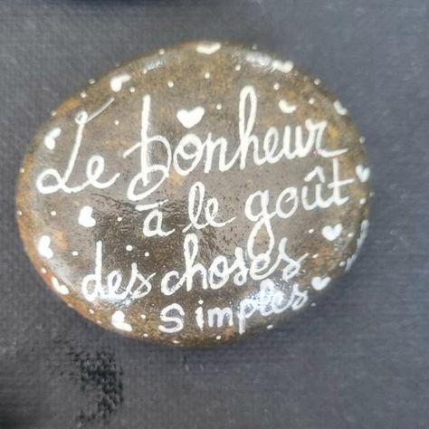 Les galets messages, phrases,citations - Un grand marché St Valentin, Land Art, Stone Art, Ceramic Painting, Stone Painting, Art Diy, Cool Words, Painted Rocks, Art Journal