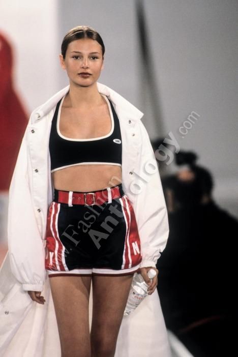 bridget hall DKNY Spring Summer 1994 New York - designer Donna Karan Bridget Hall, Chic Closet, 90s Glam, 90s Runway, 90s Runway Fashion, 90s Trends, Runway Fashion Couture, 90s Looks, 90s Outfit