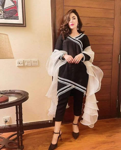 Black Dress Pakistani Style Simple, Black Suit Designs, Black Dress Design, Black And White Suit, Lace Suit, Latest Designer Dresses, Lace Dress Design, Latest Dress Design, Stylish Short Dresses