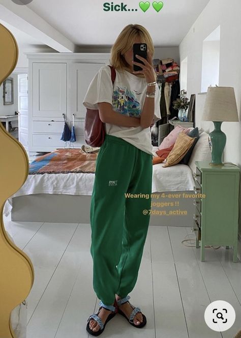 Spring Outfits Sweatpants, Sweatpants Outfit Colorful, Indie Sweatpants Outfit, Bright Sweatpants Outfit, What To Wear With Green Sweatpants, Light Green Sweatpants Outfit, How To Style Green Sweatpants, Colorful Sweatpants Outfit, Sweatpants Outfit Spring