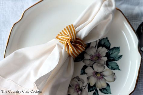 Thanksgiving napkin ring ideas -- five ideas for Thanksgiving or your fall dinner party. Diy Napkin Rings Thanksgiving, Diy Napkin Rings Christmas, Napkin Ring Ideas, Thanksgiving Napkin Ring, Napkin Ties, Farmhouse Napkin Rings, Thanksgiving Napkin Rings, Cottage Diy, Fall Napkins