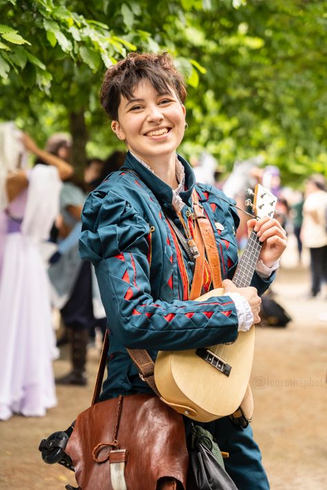 Cosplayer dressed as Jaskier from the Netflix show The Witcher Bard Costume Female, Ren Fair Wizard, Bard Costume, Bard Cosplay, London 2022, Cosplay Photography, Period Dress, Medieval Dress, The Witcher