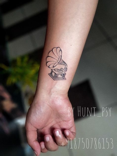 Gramophone Tattoo Traditional, Vintage Music Tattoo, Victrola Tattoo, Record Player Tattoo Simple, Phonograph Tattoo, Vinyl Record Tattoo, Record Tattoo, Record Player Tattoo, Gramophone Tattoo