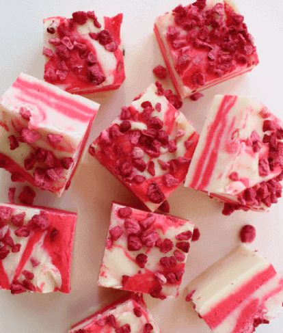 Baking Recipes Uk, Raspberry Fudge, White Chocolate Fudge Recipes, Raspberry And White Chocolate, Chocolate Fudge Recipe, Raspberry Chocolate Chip, Homemade Fudge Recipes, White Chocolate Fudge, Easy Dessert Recipes Quick