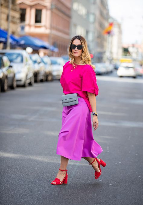 13 looks con los que te enamorarás del fucsia, el nuevo color del otoño Pink Shirt With Skirt, Purple And Pink Outfit, Pink Midi Skirt Outfit, Pink Sandals Outfit, Midi Rock Outfit, Purple Midi Skirt, Summer/fall Outfits, Midi Outfits, Colour Blocking Fashion