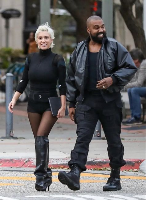 Kanye West Style Outfits, Kaye West, Kanye West Outfits, Kanye Fashion, Kanye West Yeezus, Kanye West Style, Rolled Up Jeans, Beach Humor, Black Outfits