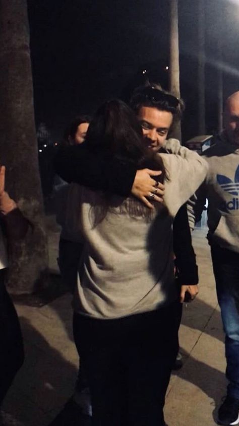 Harry hugging a fan in Barcelona  March 29, 2018 ♥️ Harry Styles And Fans Hug, Harru Styles, Harry Styles Aesthetic, One Direction Harry, Need A Hug, Mr Style, Harry Edward Styles, Edward Styles, Louis Tomlinson