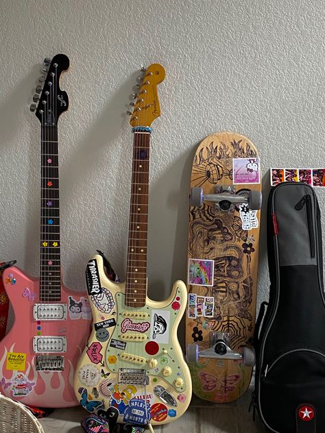 Gitar Vintage, Dream Guitar, Bedroom Drawing, Desain Buklet, Guitar Obsession, Cool Electric Guitars, 2000s Nostalgia, Image Swag, Guitar Case