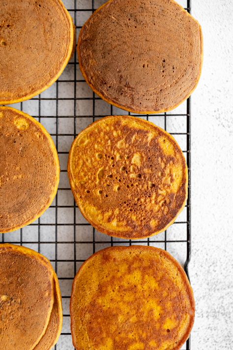 Pumpkin Oatmeal Pancakes, Squash Pancakes, Gluten Free Pumpkin Pancakes, Pumpkin Pancakes Easy, Spiced Eggs, Oatmeal How To Make, Pancake Calories, Easy Oatmeal, Crunch Cereal