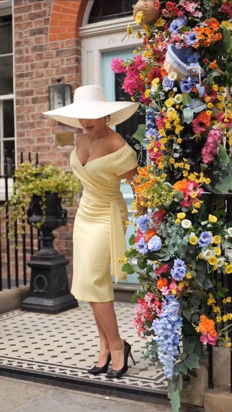 Derby Outfits, Elegant Outfit Classy, Classy Lady, Feminine Women, Retro Mode, Vintage Inspired Outfits, Fashion Mistakes, Feminine Outfit, Classy Women