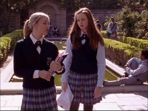 Gilmore Girls Gilmore Girls Season 1, Greystone Mansion, Romanticizing School, School Uniform Outfits, School Uniforms, Rory Gilmore, Diy Halloween Costumes, Halloween Girl, Halloween Costumes Women