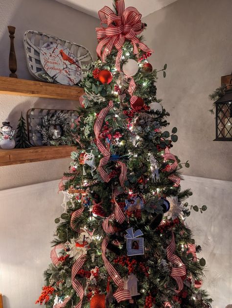 Red And Silver Christmas Tree, Christmas Tree 2022, Red And Silver Christmas, Christmas Trees Decorated, Red And White Christmas Tree, White Artificial Christmas Tree, Christmas Tree Red, Red And White Gingham, Red And White Christmas