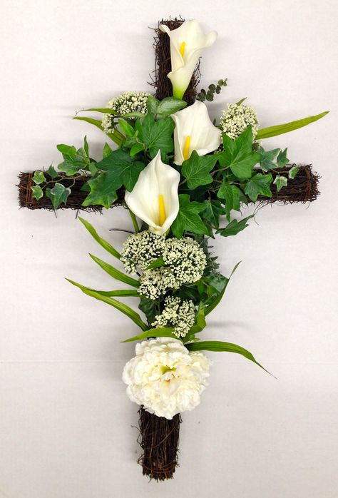 Easter Wreath Cross, Event Table Settings, White Calla Lilies, Christmas Tables, Gravesite Decorations, Easter Floral Arrangement, Church Altar Decorations, Floral Crafts, Easter Flower Arrangements