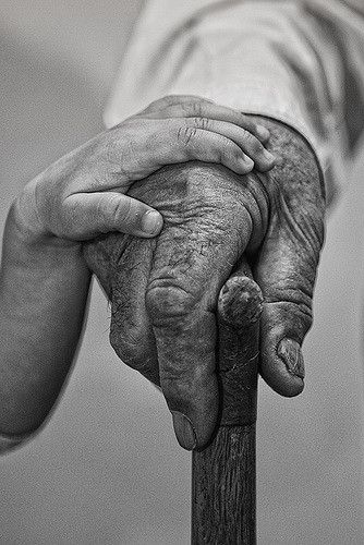 Istoria Artei, Foto Tips, Foto Art, Trik Fotografi, Hand Holding, Jolie Photo, Black White Photos, Old People, Black White Photography