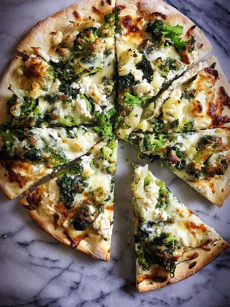 VEGGIE DELIGHT PIZZA [VEGETARIAN] — the honest spoon Food Polls, Pizza Vegetarian, Steamed Spinach, Pizza Ingredients, Vegetarian Pizza, Veggie Delight, Steamed Broccoli, Green Vegetables, Vegetarian Food