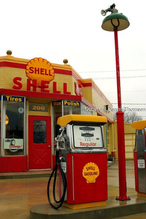 Old Shell Station 80s Gas Station, Full Service Gas Station, Shell Gas Station, Old Gas Pumps, Vintage Gas Pumps, Pompe A Essence, Fuel Truck, Gas Service, Tonka Truck