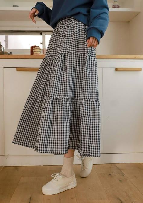 Checkered Long Skirt Outfit, Checkered Midi Skirt Outfit, Checkered Maxi Skirt, Checkered Maxi Skirt Outfit, Long Gingham Skirt, Gingham Midi Skirt, Sewing Fall Clothes, Black And White Checkered Skirt Outfit, Fall Skirt Outfits 2023