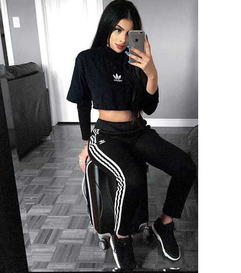 @yamtrill :) Women Adidas Outfit, Looks Adidas, Adidas Outfit Women, Adidas Hose, Insta Outfits, Model Pose, Adidas Outfit, Granola Girl, Short Jeans