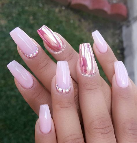 Pink chrome accent nail with Swarovski crystals; start creating your nails at https://www.instagram.com/p/BH2gd81jtYn/. Nails by @sabrina_ils. Metallic Nails Design, Quinceanera Nails, Sculpted Nails, Pink Nail Art, Metallic Nails, Pink Nail Designs, Pink Acrylic Nails, Acrylic Nail Art, Cute Nail Designs