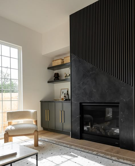 A fireplace that makes a statement is never a bad idea 🤩🖤⁠ ⁠ #micahandco #timelesswithanedge⁠ ⁠ Designer/Design Firm: @micahabbanantoandco⁠ Photography: @ktminteriors⁠ Builder: @jayholmandesign⁠ Styled: @laurenhortondesigns Black Fluted Fireplace, Black Plaster Fireplace, Black Modern Fireplace, Fireplace Ideas Modern, Modern Fireplace Ideas, Modern Sunroom, Corner Fireplace Living Room, Fireplace Walls, Contemporary Fireplace Designs